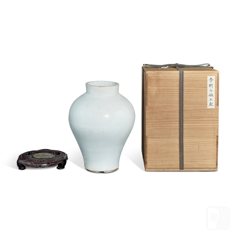 A white-glazed jar, Korea, Joseon dynasty, 18th century, and a jade-inset zitan stand, Qing dynasty, 19th century | 韓國 朝鮮王朝 十八世紀 白釉瓶 及 清十九世紀 紫檀嵌玉牌底座 - 图1